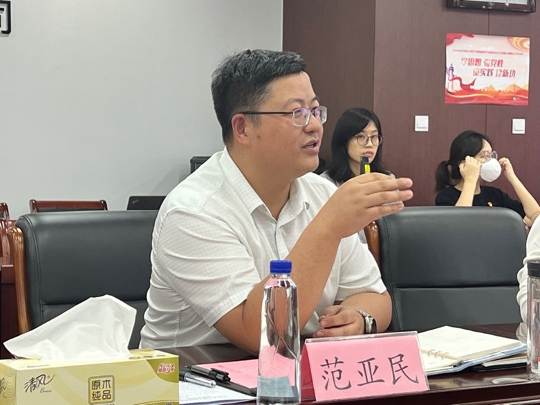 男人和女人坐在桌子边  中度可信度描述已自动生成