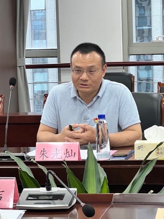 人坐在桌子前  中度可信度描述已自动生成
